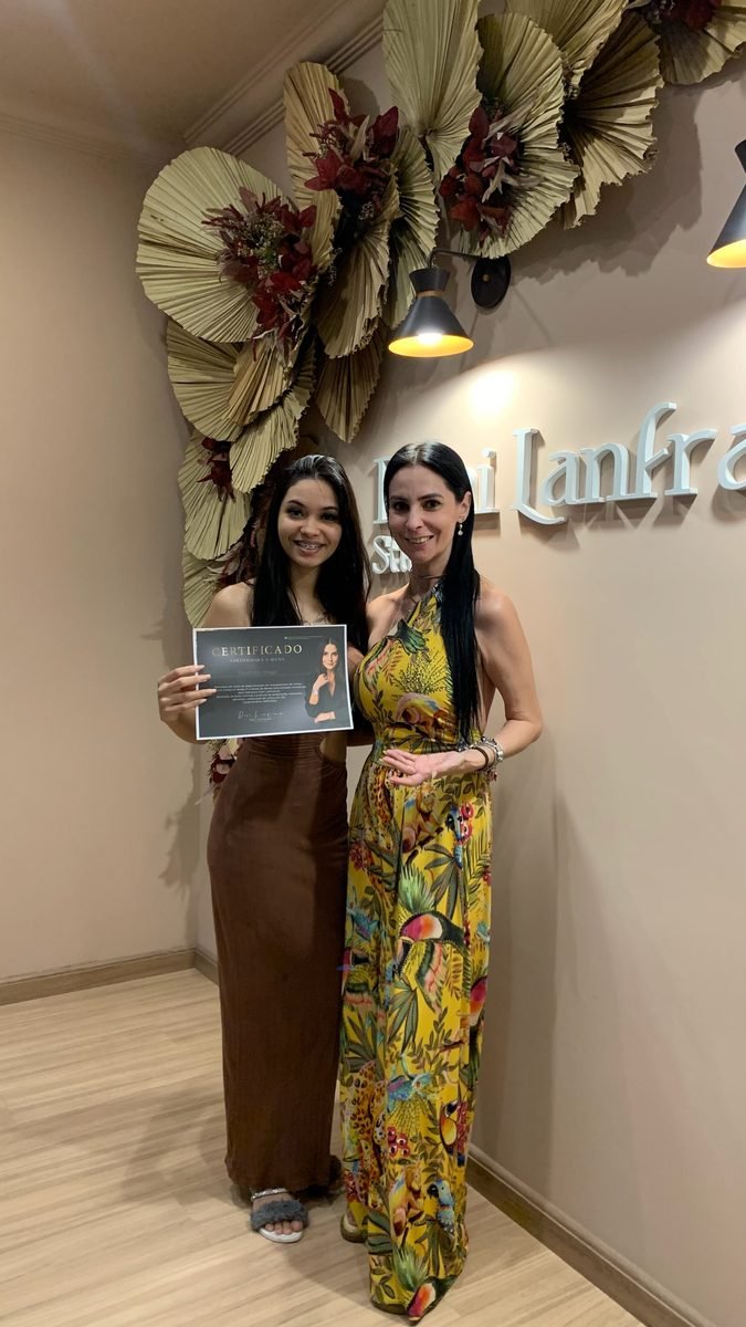 Aluna formada segurando certificado no Instituto Dani Lanfranchi