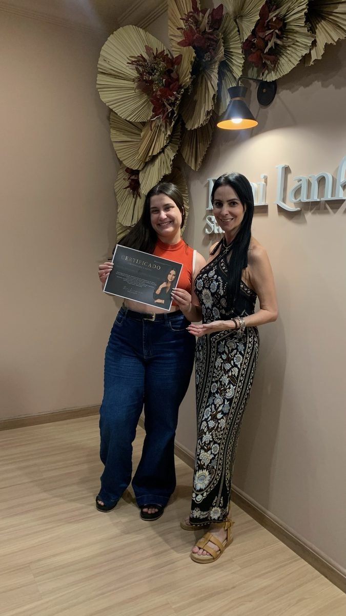 Aluna segurando certificado de formação