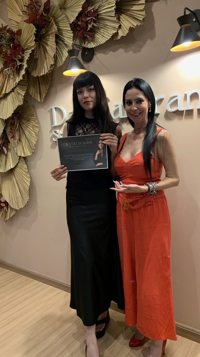 Aluna formada com certificado e Dani Lanfranchi